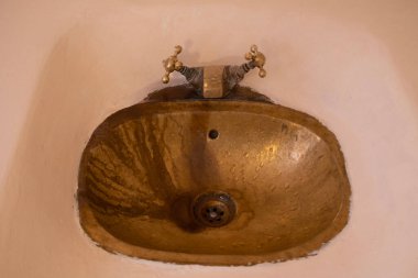 Dekoratif tasarımlı geleneksel Fas feneri, dekoratif sanatsal çakmak, oryantal lamba, detaylı desenler ve kültürel afrika işçiliği, karmaşık metal işçiliği, sıcak spektrum 