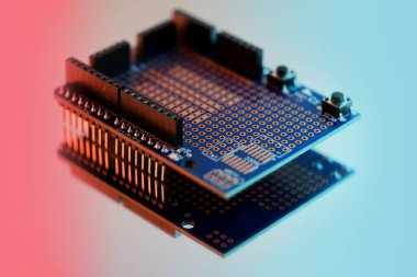 Dekoratif tasarımlı geleneksel Fas feneri, dekoratif sanatsal çakmak, oryantal lamba, detaylı desenler ve kültürel afrika işçiliği, karmaşık metal işçiliği, sıcak spektrum 
