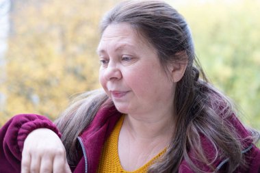 Stresli kadın, gergin ifade kadın endişe ve üzüntüyü yansıtır, doğal ortamda derin endişe, aşırı stres ve yakın plan, samimi doğa portresi.