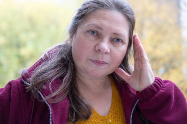 Stresli kadın, gergin ifade kadın endişe ve üzüntüyü yansıtır, doğal ortamda derin endişe, aşırı stres ve yakın plan, samimi doğa portresi.