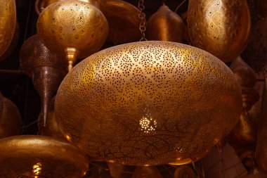 Dekoratif tasarımlı geleneksel Fas feneri, dekoratif sanatsal çakmak, oryantal lamba, detaylı desenler ve kültürel afrika işçiliği, karmaşık metal işçiliği, sıcak spektrum