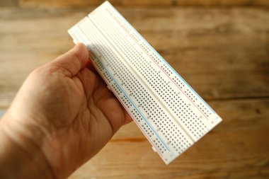 Ekmek tahtası, DIY projeleri için elektronik bileşenleri ve devre bağlantılarını sembolize eden hobi elektroniği ve devre binası, STEAM bilim, teknoloji, mühendislik, sanat