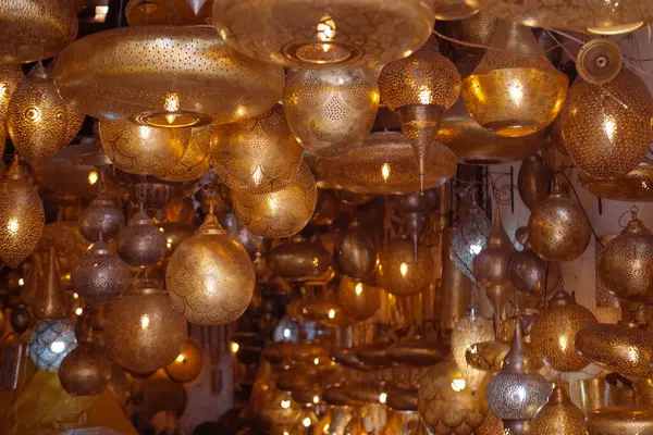 Dekoratif tasarımlı geleneksel Fas feneri, dekoratif sanatsal çakmak, oryantal lamba, detaylı desenler ve kültürel afrika işçiliği, karmaşık metal işçiliği, sıcak spektrum