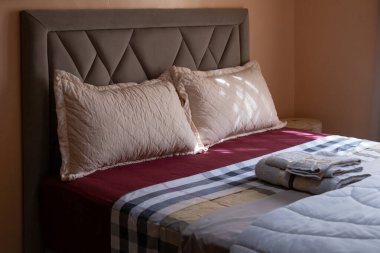 Şen doğulu yatak başlığı ve yatak örtüsü, Huzurlu Geceler için Rahat Aile Yatağı, Geniş Yatakta Huzurlu Uyku, Parlak Oda, Oteldeki Sıcak Yataklar, Otel Yastıkları ve Yatağı, Konforlu Konaklama