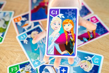 Neşeli çocuk, Disney Donmuş Kartlarını heyecanlı bir şekilde keşfeden küçük kız, sihirli dünya favori filmi, çocukluk hobisi, hayran kültürü, Frankfurt - 18 Kasım 2024