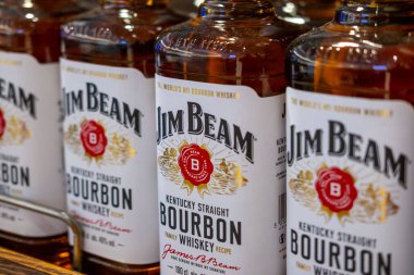 Rafta Jim Beam marka viski şişeleri, simgesel etiket tasarımı ve kehribar rengi, rafta alkollü içecek, ikonik markalaşma, yüksek kaliteli alkollü içecek, Madeira, Portekiz - 16 Ocak 2025