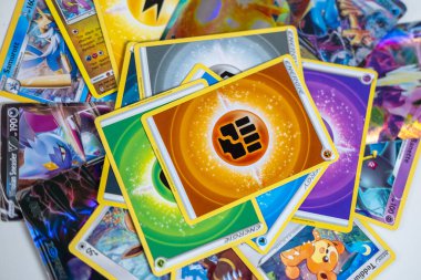 Pozitif çocuk Pokemon Ticaret Kart Oyunu, çocuklar için tahsil edilebilir kart oyunu, sarı Pikachu, oyunculuk hayal gücü, Eğitim Oyunları, Pokemon Fan Culture, Frankfurt - 29 Mart 2025