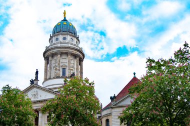 Görkemli Fransız Katedrali 'nin Berlin' deki parlak gökyüzü altındaki kubbesi. Mimarlık ve tarih, Jandarma Meydanı Tarihi Eserler, Kültür ve Seyahat, Tarihi Turistik Etkinlikler