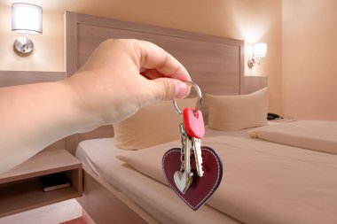 Anahtarlar elinde, temiz beyaz çarşaflarla kaplı otel odası, oda kirası, konfor ve rahatlık, otel servisi ve konukseverlik, turizm ve seyahat, dinlendirici gece uykusu