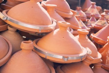 Fas seramik tabakları, geleneksel çömlek ve pazar kültürü, Marakeş Medine 'deki yerel dükkan, Fas' ta geleneksel ayrıntılı şablonlar ve kültürel sanatlarla dolu canlı çarşılar.    