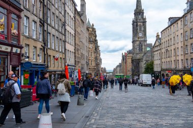 Tarihi sokakları keşfeden turistler Edinburgh, İskoç kültür mücevheri, Edinburg ikonik Royal Mile, şehirsiz sokaklar zengin kültür ve tarih, Edinburgh, Birleşik Krallık - 12 Eylül 2025 