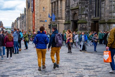 Tarihi sokakları keşfeden turistler Edinburgh, İskoç kültür mücevheri, Edinburg ikonik Royal Mile, şehirsiz sokaklar zengin kültür ve tarih, Edinburgh, Birleşik Krallık - 12 Eylül 2025 
