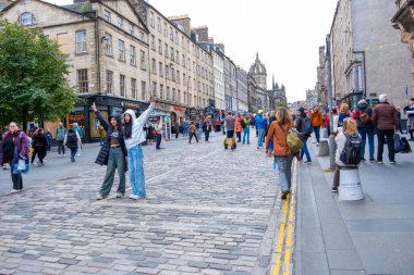 Tarihi sokakları keşfeden turistler Edinburgh, İskoç kültür mücevheri, Edinburg ikonik Royal Mile, şehirsiz sokaklar zengin kültür ve tarih, Edinburgh, Birleşik Krallık - 12 Eylül 2025 