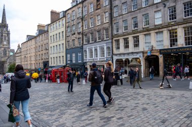 Tarihi sokakları keşfeden turistler Edinburgh, İskoç kültür mücevheri, Edinburg ikonik Royal Mile, şehirsiz sokaklar zengin kültür ve tarih, Edinburgh, Birleşik Krallık - 12 Eylül 2025 