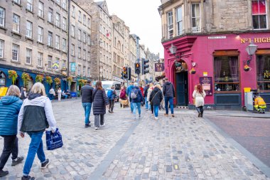 Tarihi sokakları keşfeden turistler Edinburgh, İskoç kültür mücevheri, Edinburg ikonik Royal Mile, şehirsiz sokaklar zengin kültür ve tarih, Edinburgh, Birleşik Krallık - 12 Eylül 2025 