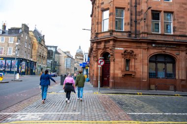 Tarihi sokakları keşfeden turistler Edinburgh, İskoç kültür mücevheri, Edinburg ikonik Royal Mile, şehirsiz sokaklar zengin kültür ve tarih, Edinburgh, Birleşik Krallık - 12 Eylül 2025 