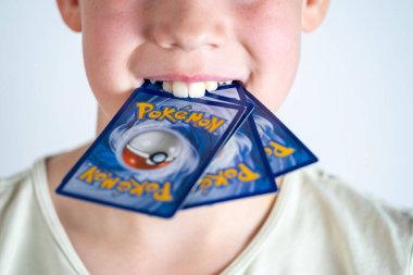 Pokemon Ticaret Kartları, oyunculuk hayal gücü, Eğitim Oyunları, popüler Pokemon Fan Kültürü, çocukluk anıları, nostalji dalgası, Frankfurt - 29 Mart 2025