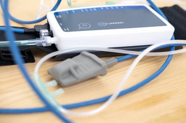 Giyilebilir akıllı uyku monitörü ışık, derin REM uykusu, artı oksijen seviyeleri ve geceleri uyanma, nefes, nabız ve oksijen doygunluğu izleme ile uyku kalitesini analiz eder