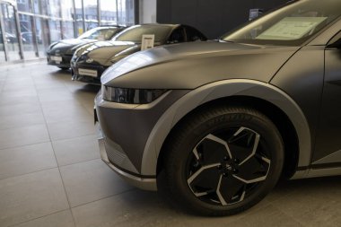 Premium Genesis GV70 araç içi, geniş kabin, ergonomik tasarım, sürücü ve yolcu koltukları, gösterge paneli, navigasyon ve kargo alanları, Londra 'da otomotiv endüstrisi - 24 Ekim 2024 