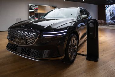 Premium Genesis GV70 araç içi, geniş kabin, ergonomik tasarım, sürücü ve yolcu koltukları, gösterge paneli, navigasyon ve kargo alanları, Londra 'da otomotiv endüstrisi - 24 Ekim 2024 