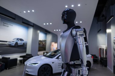 Premium Genesis GV70 araç içi, geniş kabin, ergonomik tasarım, sürücü ve yolcu koltukları, gösterge paneli, navigasyon ve kargo alanları, Londra 'da otomotiv endüstrisi - 24 Ekim 2024 