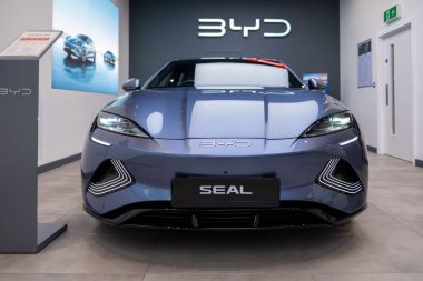 Premium Genesis GV70 araç içi, geniş kabin, ergonomik tasarım, sürücü ve yolcu koltukları, gösterge paneli, navigasyon ve kargo alanları, Londra 'da otomotiv endüstrisi - 24 Ekim 2024 