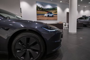 Premium Genesis GV70 araç içi, geniş kabin, ergonomik tasarım, sürücü ve yolcu koltukları, gösterge paneli, navigasyon ve kargo alanları, Londra 'da otomotiv endüstrisi - 24 Ekim 2024 