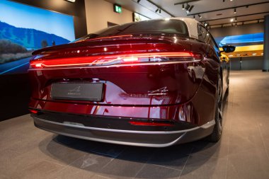 Premium Genesis GV70 araç içi, geniş kabin, ergonomik tasarım, sürücü ve yolcu koltukları, gösterge paneli, navigasyon ve kargo alanları, Londra 'da otomotiv endüstrisi - 24 Ekim 2024 