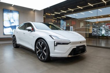 Premium Genesis GV70 araç içi, geniş kabin, ergonomik tasarım, sürücü ve yolcu koltukları, gösterge paneli, navigasyon ve kargo alanları, Londra 'da otomotiv endüstrisi - 24 Ekim 2024 