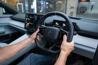 Premium Genesis GV70 araç içi, geniş kabin, ergonomik tasarım, sürücü ve yolcu koltukları, gösterge paneli, navigasyon ve kargo alanları, Londra 'da otomotiv endüstrisi - 24 Ekim 2024 
