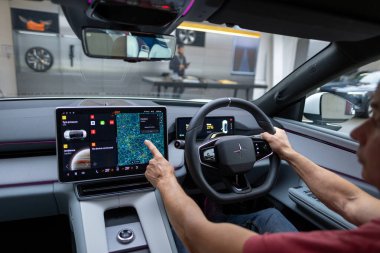 Premium Genesis GV70 araç içi, geniş kabin, ergonomik tasarım, sürücü ve yolcu koltukları, gösterge paneli, navigasyon ve kargo alanları, Londra 'da otomotiv endüstrisi - 24 Ekim 2024 