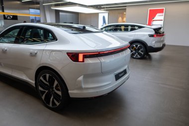 Premium Genesis GV70 araç içi, geniş kabin, ergonomik tasarım, sürücü ve yolcu koltukları, gösterge paneli, navigasyon ve kargo alanları, Londra 'da otomotiv endüstrisi - 24 Ekim 2024 