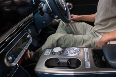 Premium Genesis GV70 araç içi, geniş kabin, ergonomik tasarım, sürücü ve yolcu koltukları, gösterge paneli, navigasyon ve kargo alanları, Londra 'da otomotiv endüstrisi - 24 Ekim 2024 