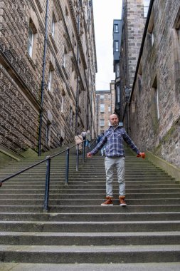 Genç gezgin, ortaçağ sokaklarını keşfediyor Edinburgh, tarihi Eski Şehir seyahati, tek başına seyahat macerası, İskoç tatili, ortaçağ İskoçyası 'nın yakalama anları.