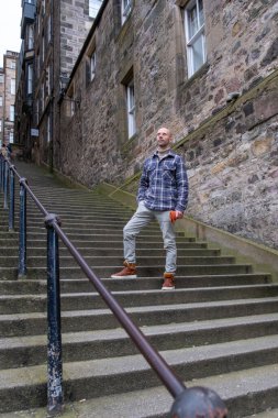 Genç gezgin, ortaçağ sokaklarını keşfediyor Edinburgh, tarihi Eski Şehir seyahati, tek başına seyahat macerası, İskoç tatili, ortaçağ İskoçyası 'nın yakalama anları.
