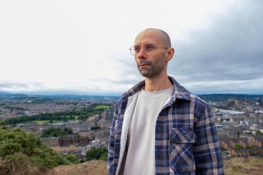 Genç gezginler Edinburgh 'un yukarısındaki tepelerde yürüyüş yapar, manzaralı manzaralar ve İskoç dinginliği, dağ yolu, özgürlük ve doğanın tadını çıkarır, macera tatili