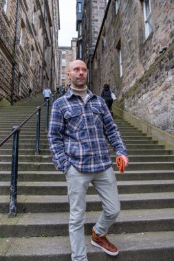 Genç gezgin, ortaçağ sokaklarını keşfediyor Edinburgh, tarihi Eski Şehir seyahati, tek başına seyahat macerası, İskoç tatili, ortaçağ İskoçyası 'nın yakalama anları.