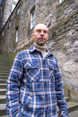 Genç gezgin, ortaçağ sokaklarını keşfediyor Edinburgh, tarihi Eski Şehir seyahati, tek başına seyahat macerası, İskoç tatili, ortaçağ İskoçyası 'nın yakalama anları.