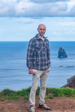 Genç gezgin Madeira 'nın volkanik manzarası Madeira Adası seyahati, Viewpoint Calhau da Furna do Bode, kıyı keşfi takımadaları, Portekiz macera tatili