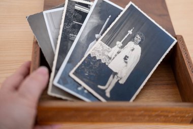 Yakın plan kadın resimleri, klasik siyah beyaz fotoğraflar, aile tarihini ve unutulmuş anları anmak, eski fotoğrafları sıralamak, tarihi arşiv, konsept soy ağacı, aile ağacı.