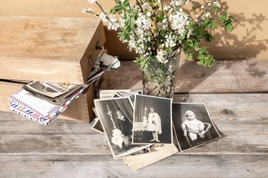 Eski aile fotoğrafları, ahşap masa üzerinde sepia renginde 1935 'ten resimler, ev arşiv belgeleri, aile ağacı konsepti, soy ağacı, hatıralar, atalarımızın anıları, aile ağacı, nostalji.