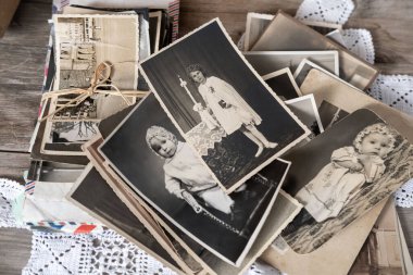 Eski aile fotoğrafları, ahşap masa üzerinde sepia renginde 1935 'ten resimler, ev arşiv belgeleri, aile ağacı konsepti, soy ağacı, hatıralar, atalarımızın anıları, aile ağacı, nostalji.