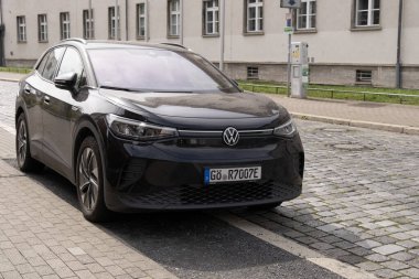 modern siyah elektrikli araç, Volkswagen ID.4, şehir ortamında, ev arabası Avrupa şehir caddesinde, otomotiv endüstrisinde, Gottingen, Almanya - 2 Nisan 2024