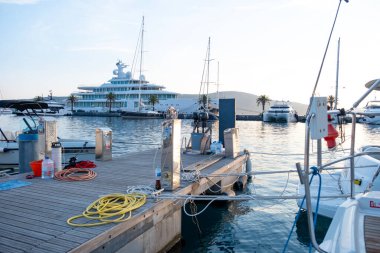 Limana yanaşmış lüks yatlar seyahat, seyahat ve turizm, seyahat ve turizm için hazırlar. Kıyı marinası, Tivat, Karadağ - 7 Ağustos 2024