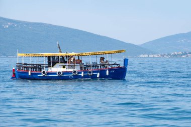 Deniz kıyısındaki taksi teknesi, Kotor Körfezi marinası, seyahat ve turizm boyunca taşımacılık, kıyı manzarasında su taşımacılığı, Tivat, Karadağ - 7 Ağustos 2024