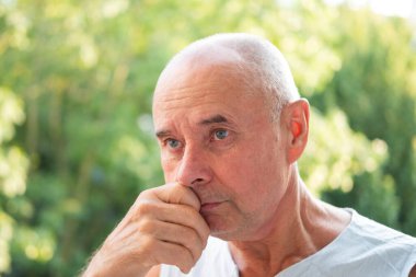 Düşüncelere dalmış, derin düşüncelere dalmış, kasvetli ifadeler, duygusal ve sağlık sorunları, yaşlılarda üzüntü, yaşlanma endişeleri...