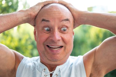 Ucube, son sınıf öğrencisi, göz kırpan, kendisiyle alay eden, hayatın basit zevklerini kucaklayan, neşeli emekliliğine sıcaklık saçan ve bulaşıcı bir kahkaha atan.