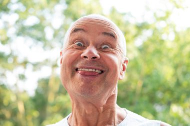 Ucube, son sınıf öğrencisi, göz kırpan, kendisiyle alay eden, hayatın basit zevklerini kucaklayan, hayat dolu emekliliğine sıcaklık saçan, akıl sağlığı yerinde biri.