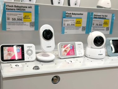 Sergilenen bebek monitörleri, ebeveynler için modern çocuk bakımı teknolojisi, bebekler için güvenlik cihazları, modern çocuk bakımı, güvenlik cihazları, ebeveyn bakımı, izleme cihazları, Frankfurt - 17 Nisan 2025