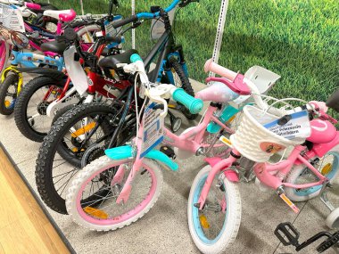 Sergilenen bisikletler, satılık çeşitli renkli bisikletler, açık hava aktiviteleri, spor malzemeleri, boş zaman alışverişi, her yaş için spor malzemeleri, bisiklet mağazası, Frankfurt - 17 Nisan 2025